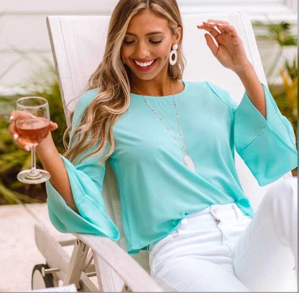 Beautiful, flawless mint colored top. Size small.